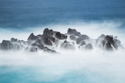 海浪拍打石头的照片
